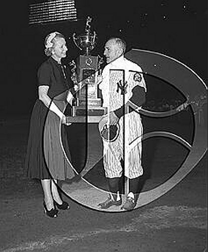 Casey Stengel with Mayor's Trophy52N0072